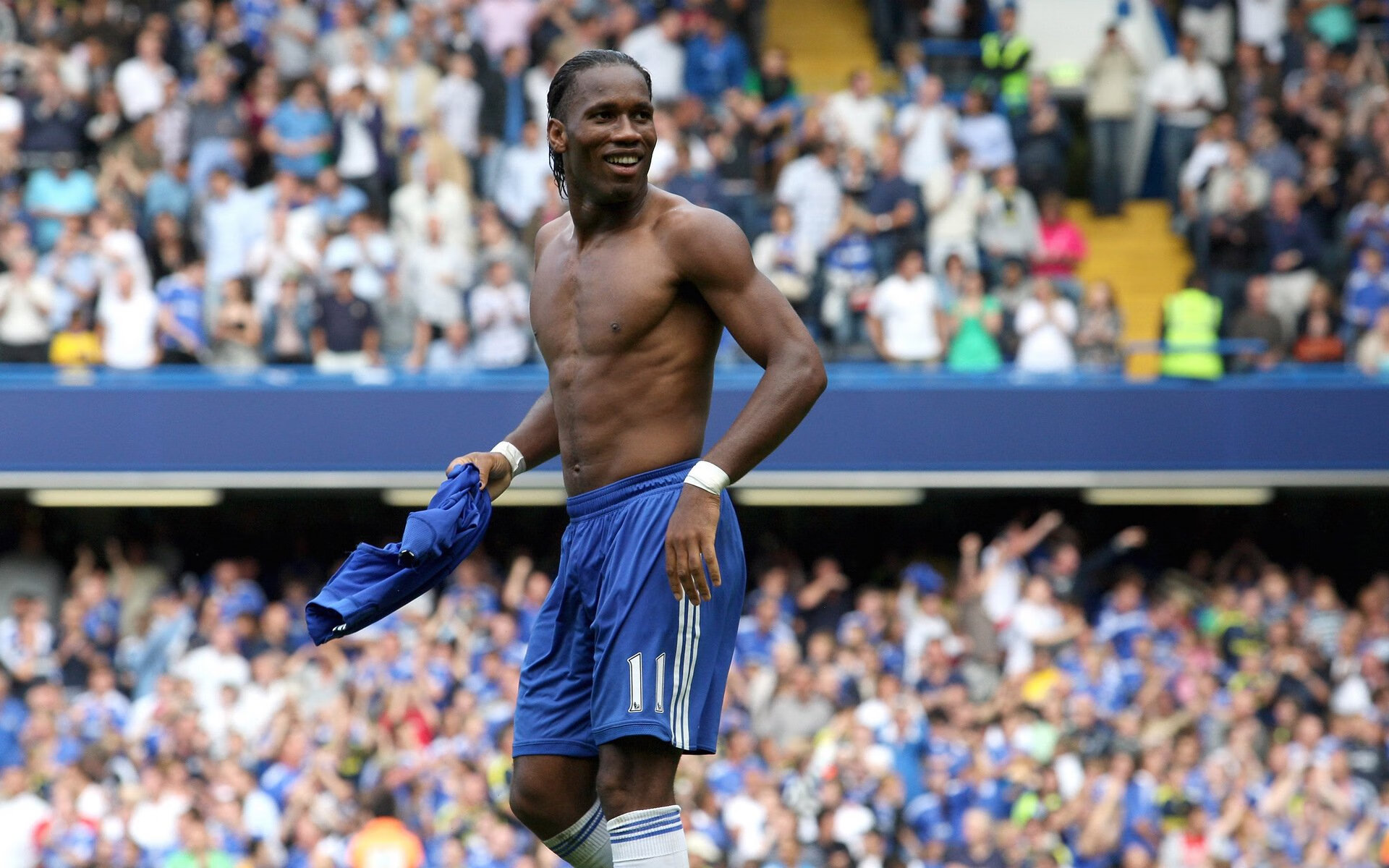 大连英博神奇三连扑李昊成门线奇兵：足球场上的奇迹瞬间